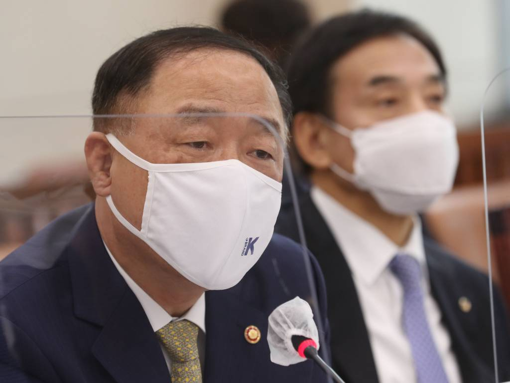 [서울=뉴시스] 전신 기자 = 홍남기 부총리 겸 기획재정부 장관이 21일 서울 여의도 국회에서 열린 기획재정위원회의 기획재정부, 한국은행 등에 대한 종합감사에서 의원 질의에 답변하고 있다. (공동취재사진) 2021.10.21.