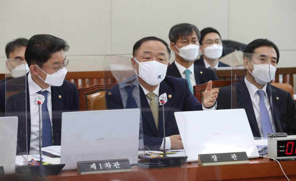 [서울=뉴시스] 전신 기자 = 홍남기 부총리 겸 기획재정부 장관이 21일 서울 여의도 국회에서 열린 기획재정위원회의 기획재정부, 한국은행 등에 대한 종합감사에서 의원 질의에 답변하고 있다. (공동취재사진) 2021.10.21.