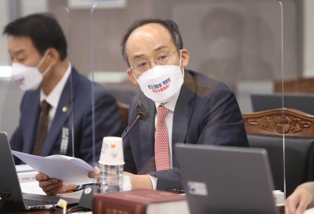 추경호 국민의힘 의원이 이달 18일 오전 대구 달서구 정부대구지방합동청사에서 열린 2021년도 국회 기획재정위원회의 대구지방국세청, 한국은행 대구경북·포항본부 국정감사에서 질의하고 있다. / 사진제공=뉴시스