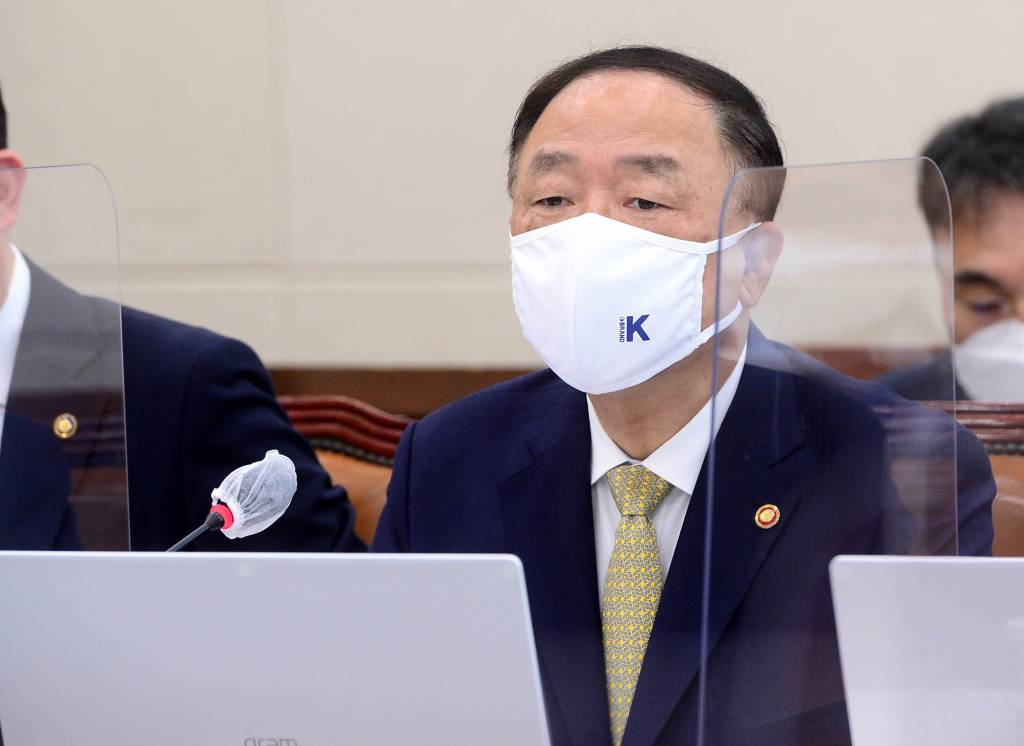 홍남기 경제부총리 겸 기획재정부 장관이 21일 서울 여의도 국회에서 열린 기획재정위원회의 기획재정부, 한국은행 등에 대한 종합감사에서 의원 질의에 답변하고 있다. / 사진제공=뉴시스