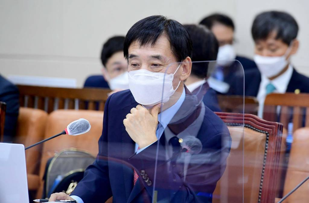 이달 15일 서울 여의도 국회에서 열린 기획재정위원회의 한국은행에 대한 국정감사에서 이주열 한국은행 총재가 모니터를 바라보고 있다. / 사진제공=뉴시스