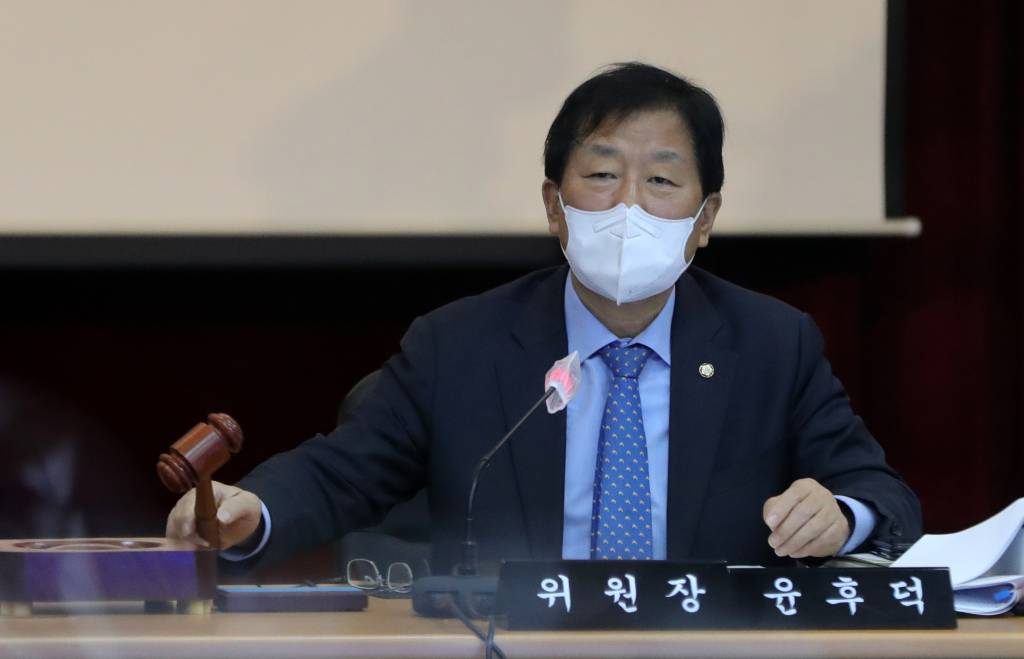 윤후덕 위원장이 이달 18일 전북 전주시 한국은행 전북본부에서 열린 2021년도 기획재정위원회 국정감사에 의사봉을 치며 국정감사의 시작을 알리고 있다. / 사진제공=뉴시스