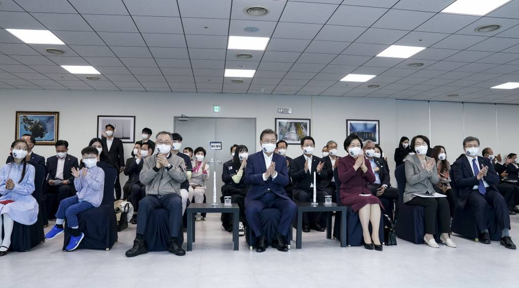 [고흥=뉴시스] 전진환 기자 = 문재인 대통령과 김정숙 여사가 21일 오후 전남 고흥 나로우주센터 연구동에서 한국형 발사체 '누리호(KSLV-2)'의 발사를 참관하고 있다. 2021.10.21.