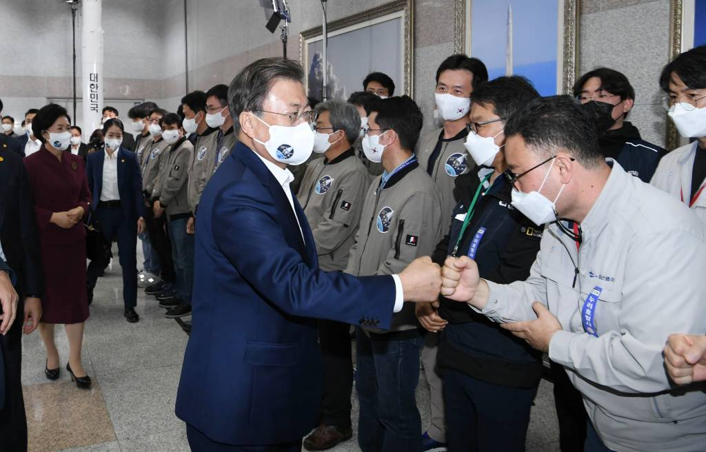 [고흥=뉴시스] 전진환 기자 = 문재인 대통령이 21일 오후 한국형 발사체 '누리호(KSLV-2)'의 발사 참관을 마치고 전남 고흥 나로우주센터 발사통제동에서 연구진들과 인사하고 있다. 2021.10.21.