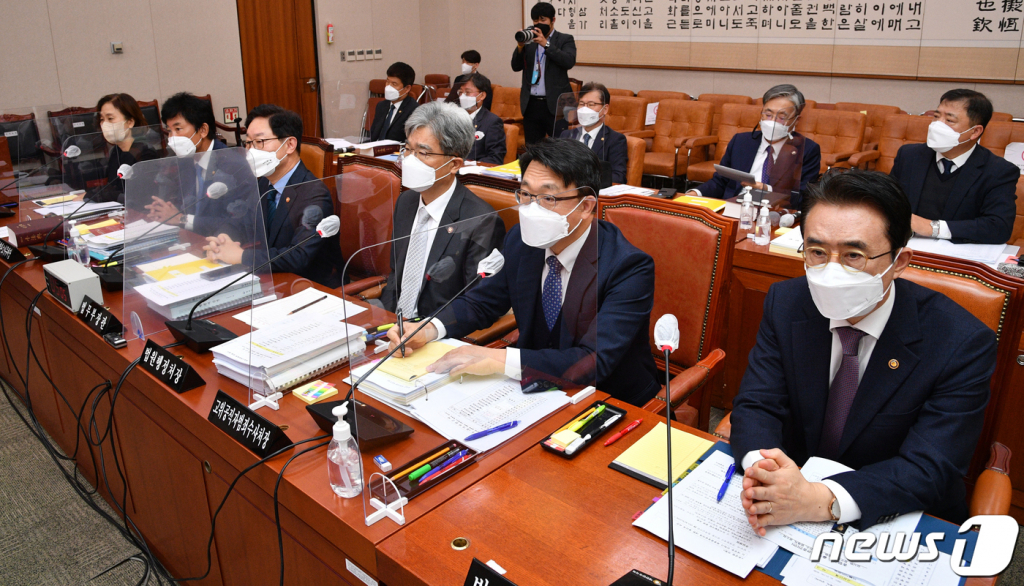 (서울=뉴스1) 오대일 기자 = 강민아 감사원장 권한대행(왼쪽부터), 박종문 헌법재판소 사무처장, 박범계 법무부 장관, 김상환 법원행정처장, 김진욱 고위공직자범죄수사처장, 이강섭 법제처장(앞줄 왼쪽부터)이 21일 오전 서울 여의도 국회에서 열린 법제사법위원회의 법무부, 대법원 등에 대한 종합감사에 출석해 질의를 듣고 있다. 2021.10.21/뉴스1  