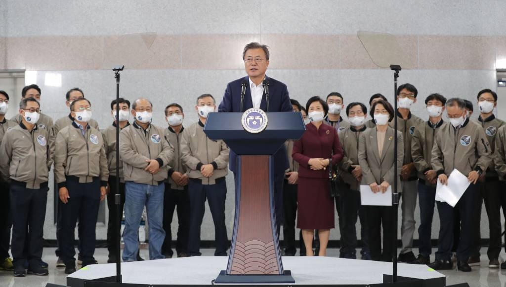 [고흥=뉴시스] 전진환 기자 = 문재인 대통령이 21일 오후 한국형 발사체 '누리호(KSLV-2)'의 발사 참관을 마치고 전남 고흥 나로우주센터 발사통제동에서 대국민 메시지를 발표하고 있다. 2021.10.21.