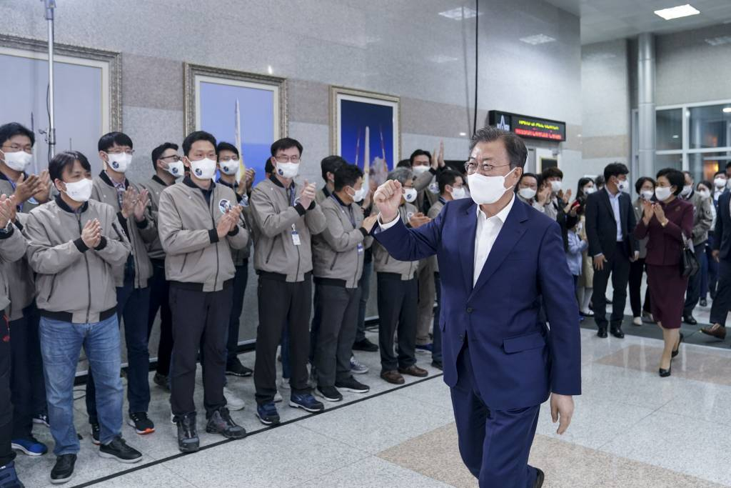 [고흥=뉴시스] 전진환 기자 = 문재인 대통령이 21일 오후 한국형 발사체 '누리호(KSLV-2)'의 발사 참관을 마치고 전남 고흥 나로우주센터 발사통제동에서 대국민 메시지를 발표하기 위해 입장하고 있다. 2021.10.21.