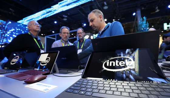 (라스베이거스(미국)=뉴스1) 이승배 기자 = 9일(현지시간) 미국 네바다주 라스베이거스 컨벤션센터에서 열린 '2019 국제전자제품박람회(CES)'를 찾은 관람객들이 인텔 부스에서 8세대 인텔 코어 i5, i7 노트북 제품들을 살펴보고 있다. 2019.1.10/뉴스1  