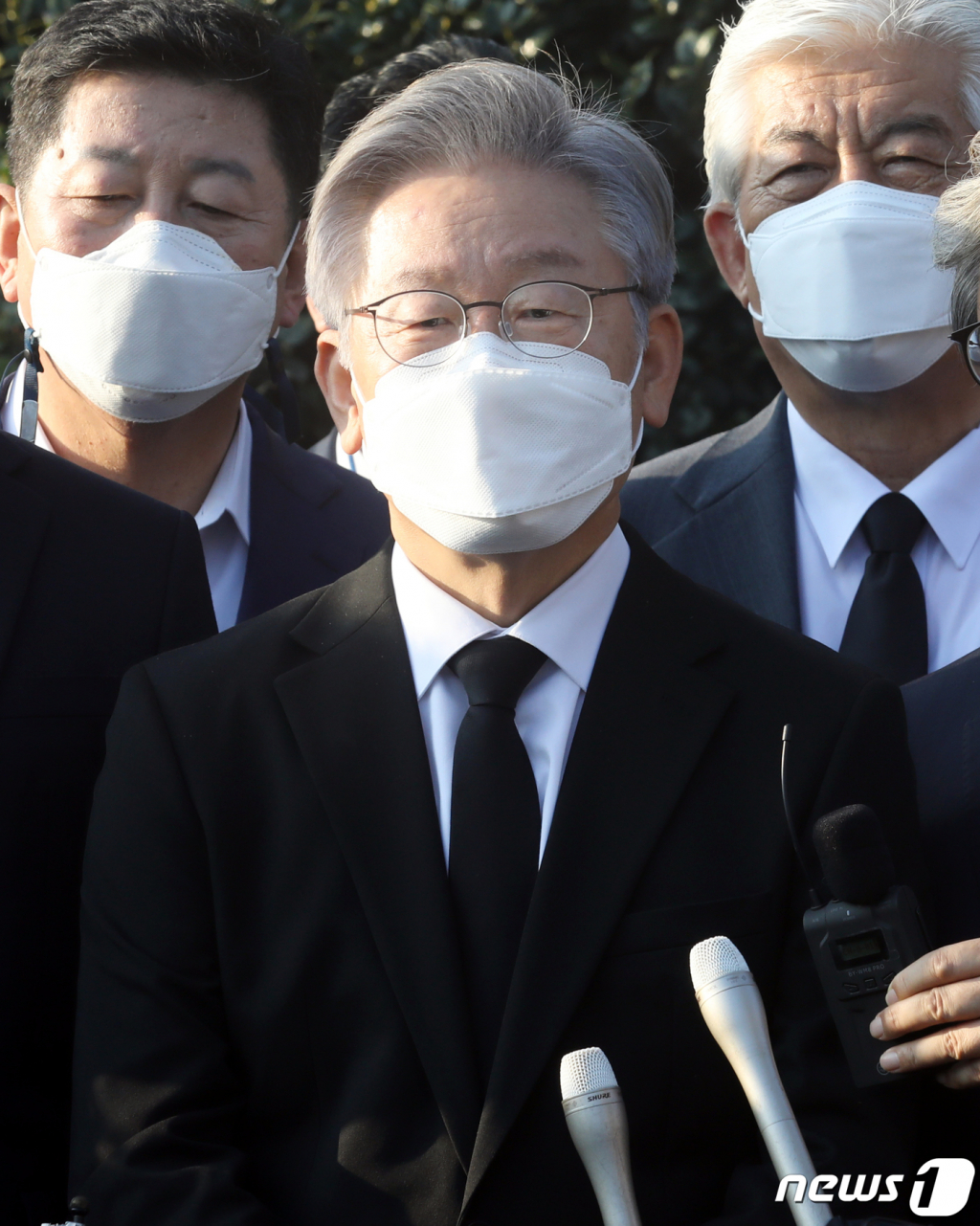 (김해=뉴스1) 여주연 기자 = 이재명 더불어민주당 대선 후보가 22일 오후 경남 김해시 봉하마을 故노무현 전 대통령 묘역 참배와 권양숙 여사 예방을 마친 후 취재진과 질의응답을 하고 있다. 2021.10.22/뉴스1