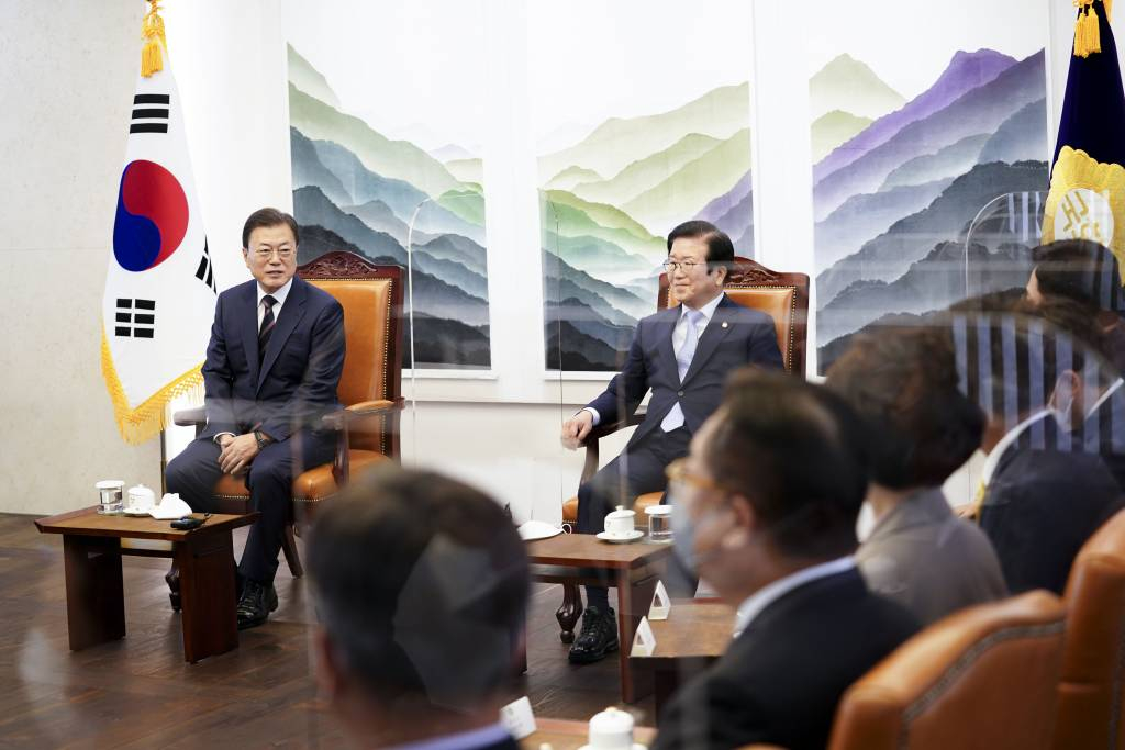 [서울=뉴시스] 김진아 기자 = 문재인 대통령이 25일 오전 국회 환담장에서 2022년도 예산안 시정연설을 하기에 앞서 박병석 의장과 환담, 발언을 하고 있다. 2021.10.25.