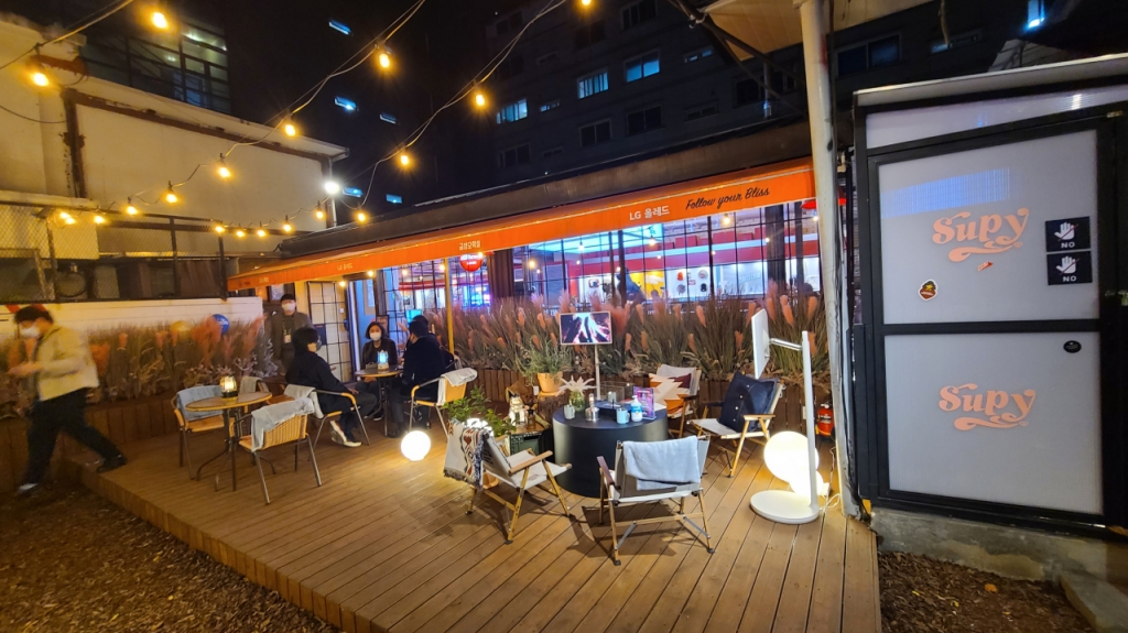 지난 22일 오후 방문한 서울 상수동 금성오락실에 마련된 카페와 테라스 모습./사진=오문영 기자