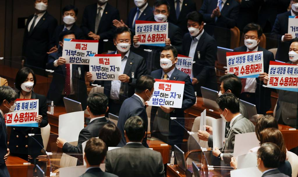 [서울=뉴시스] 전신 기자 = 문재인 대통령이 25일 서울 여의도 국회 본회의장에서 2022년도 예산안 시정연설을 마친 후 퇴장하고 있다. (공동취재사진) 2021.10.25.