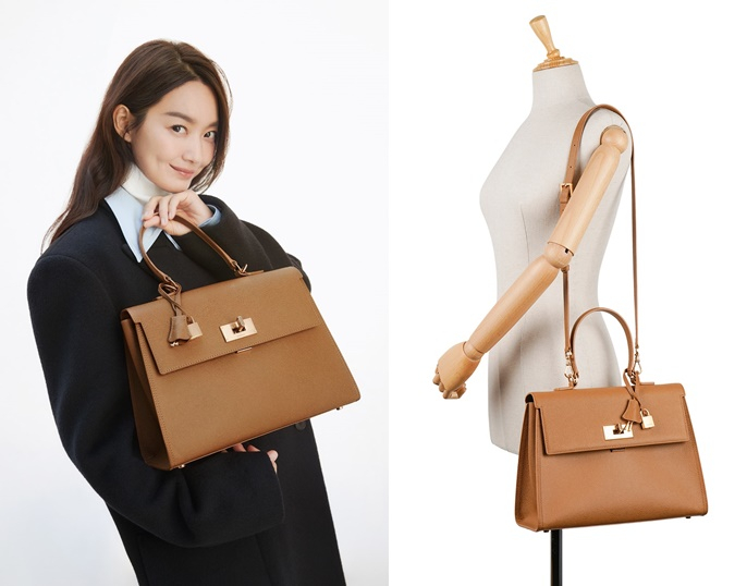 김정숙 여사가 착용한 쿠론의 스테파니 클래식백 이미지