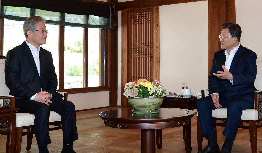 [서울=뉴시스] 김진아 기자 = 문재인 대통령이 26일 청와대 상춘재에서 열린 더불어민주당 제20대 대통령 후보 초청 차담에서 이재명 더불어민주당 후보와 차담을 하고 있다. 2021.10.26.