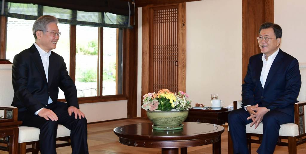 [서울=뉴시스] 김진아 기자 = 문재인 대통령이 26일 청와대 상춘재에서 열린 더불어민주당 제20대 대통령 후보 초청 차담에서 이재명 더불어민주당 후보와 차담을 하고 있다. 2021.10.26.