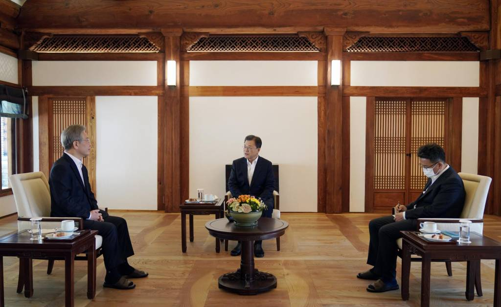 [서울=뉴시스] 김진아 기자 = 문재인 대통령이 26일 청와대 상춘재에서 열린 더불어민주당 제20대 대통령 후보 초청 차담에서 이재명 더불어민주당 후보와 차담을 하고 있다. 2021.10.26.