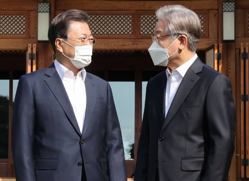 [서울=뉴시스] 김진아 기자 = 문재인 대통령이 26일 청와대 상춘재에서 더불어민주당 이재명 대통령 후보와 차담에 앞서 기념촬영을 하고 있다. 2021.10.26.