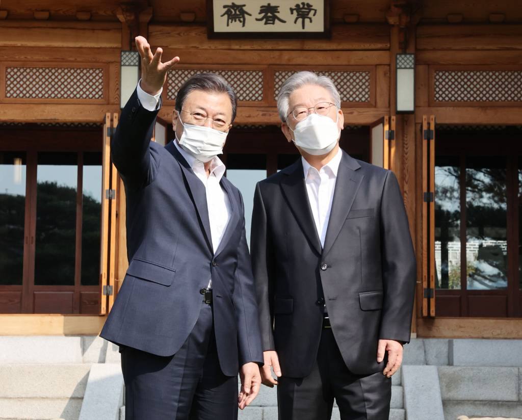 [서울=뉴시스] 김진아 기자 = 문재인 대통령이 26일 청와대 상춘재에서 더불어민주당 이재명 대통령 후보와 차담에 앞서 기념촬영을 하고 있다. 2021.10.26.