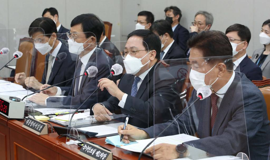 [서울=뉴시스] 전신 기자 = 유영민 대통령 비서실장이 26일 서울 여의도 국회에서 열린 운영위원회의 대통령비서실, 국가안보실, 대통령경호처 국정감사에서 의원 질의에 답변하고 있다. (공동취재사진) 2021.10.26.