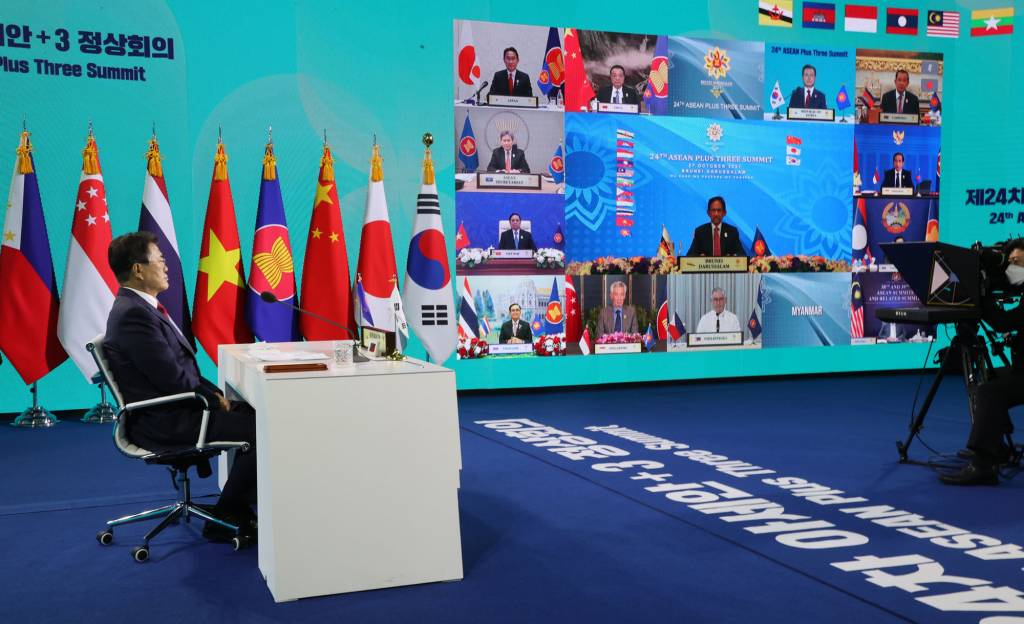 [서울=뉴시스] 김진아 기자 = 문재인 대통령이 27일 청와대 충무실에서 열린 아세안+3 화상 정상회의에서 기념촬영을 하고 있다. 2021.10.27.