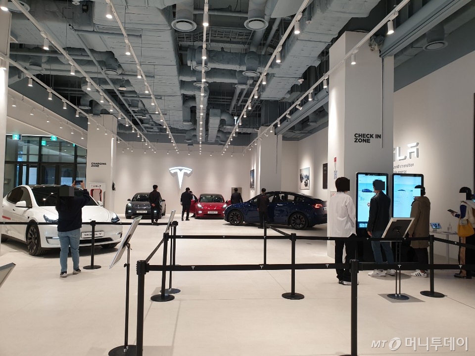 27일 경기도 광명시 일직동에 위치한 'AK플라자 광명점' 1층 테슬라 전시장