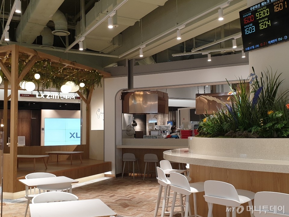 27일 경기도 광명시 일직동에 위치한 'AK플라자 광명점' 지하 2층 푸드테라스 전경. 좌측에 가족 단위 고객을 위한 평상 테이블이 눈에 띈다.