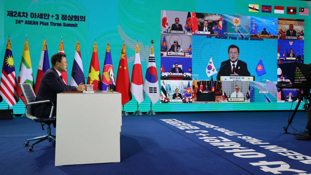 [서울=뉴시스] 김진아 기자 = 문재인 대통령이 27일 청와대 충무실에서 열린 아세안+3 화상 정상회의에서 발언하고 있다. 2021.10.27.