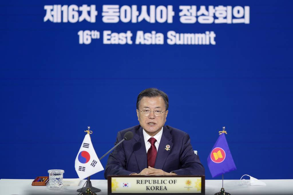 [서울=뉴시스] 문재인 대통령이 27일 청와대 충무실에서 화상으로 진행된 제16차 동아시아 정상회의에 참석해 발언하고 있다. 2021.10.27. (사진=청와대 제공)