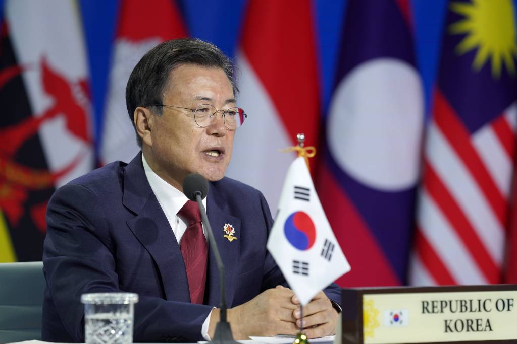 [서울=뉴시스] 문재인 대통령이 27일 청와대 충무실에서 화상으로 진행된 제16차 동아시아 정상회의에 참석해 발언하고 있다. 2021.10.27. (사진=청와대 제공)