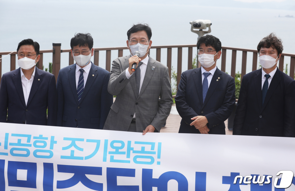 (부산=뉴스1) 여주연 기자 = 송영길 더불어민주당 대표와 지도부가 30일 오후 부산 강서구 가덕도 대항전망대를 방문해 발언하고 있다. 2021.6.30/뉴스1  