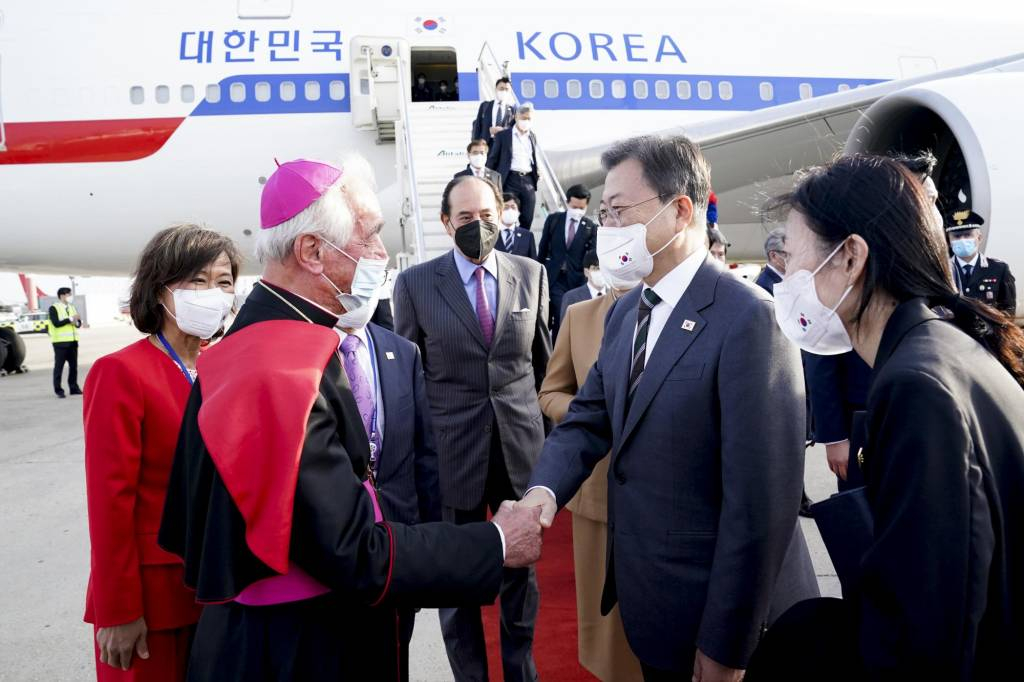 [로마=뉴시스] 김진아 기자 = 주요 20개국(G20) 정상회의 참석 등 7박9일간의 유럽 순방을 위해 로마를 방문한 문재인 대통령과 부인 김정숙 여사가 28일 이탈리아 로마 피우미치노 국제공항에 도착해 머피 교황청 특별영접관의 영접을 받고 있다. 2021.10.28.