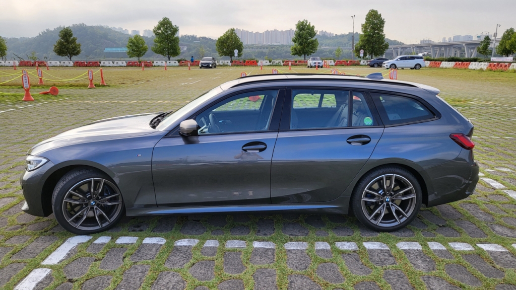 BMW M340i 투어링 측면부/사진=이강준 기자