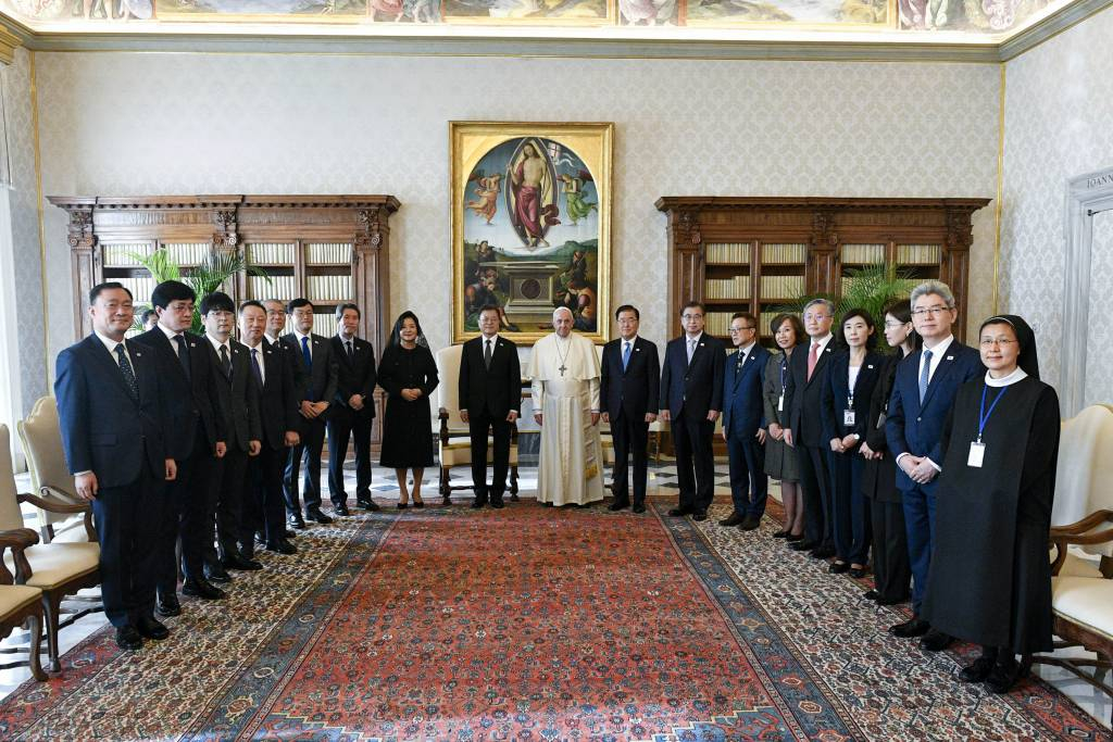 [바티칸=뉴시스] 김진아 기자 = 바티칸 교황청을 공식 방문한 문재인 대통령과 부인 김정숙 여사가 29일(현지시간) 프란치스코 교황과 면담 후 기념촬영을 하고 있다. (사진=바티칸 제공) 2021.10.29. *재판매 및 DB 금지