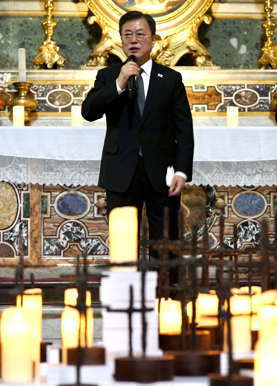 [로마=뉴시스] 김진아 기자 = 문재인 대통령이 29일(현지시간) 이탈리아 로마 산티냐시오 디 로욜라 성당에서 열린 ‘철조망 평화가 되다’ 전시회에서 발언을 있다. 2021.10.30.