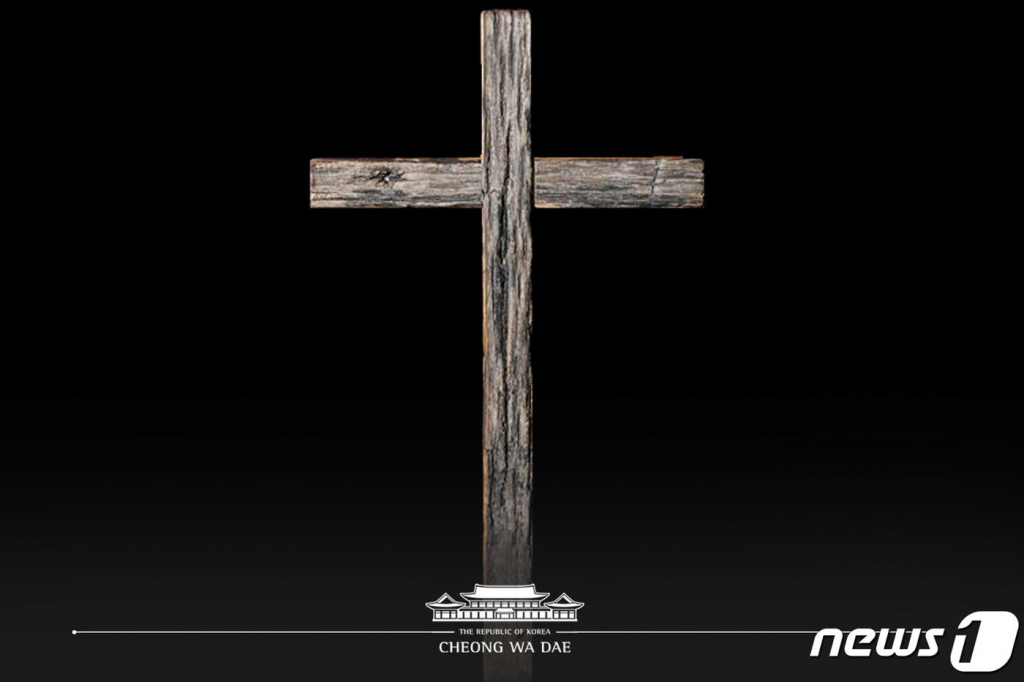 (서울=뉴스1) = 구르마 십자가'. 수많은 세월 동안 노동의 흔적을 고스란히 간직해온 '구르마'를 해체해 이를 끌던 이들의 고통까지 바라보던 예수님의 마음을 십자가로 담아낸 작품으로 '구르마 십자가 프로젝트'를 통해 만들어진 10개의 십자가 중 하나다. (청와대 페이스북) 2021.5.23/뉴스1   
