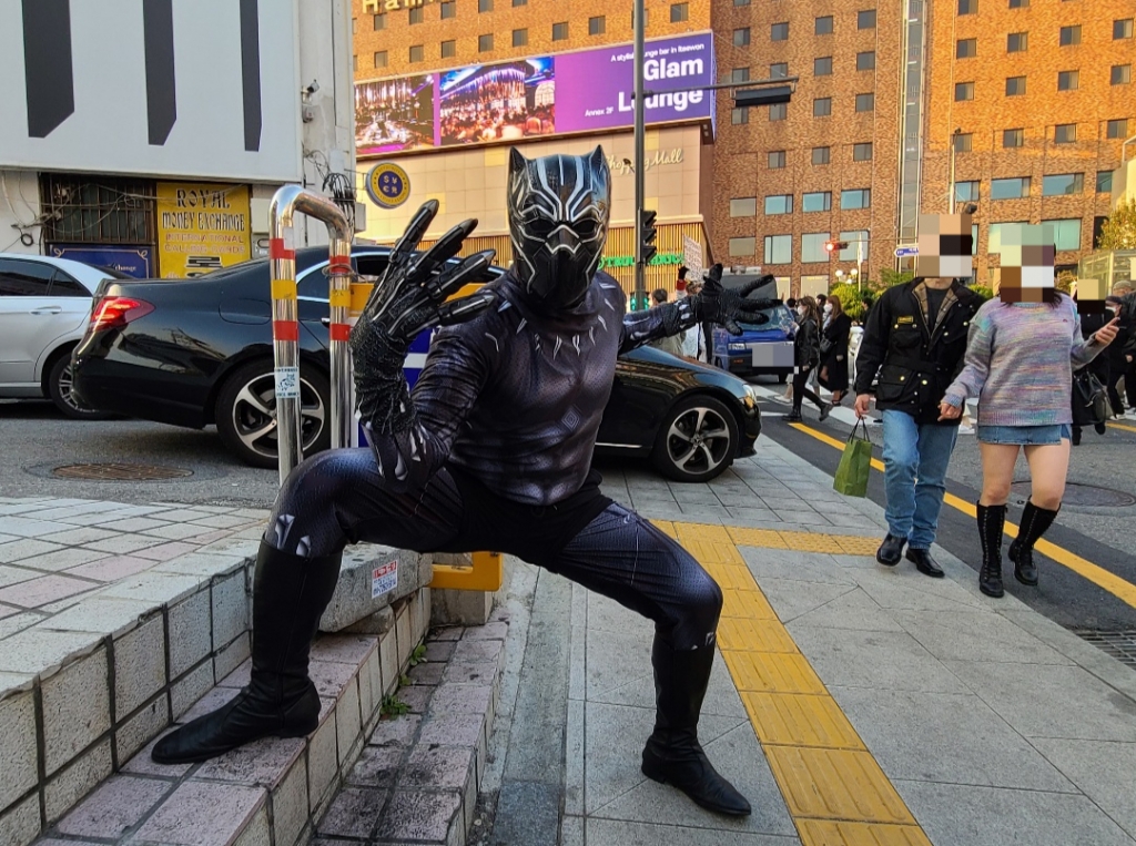 핼러윈을 하루 앞둔 30일 오후 5시쯤 서울시 용산구 이태원역 4번 출구 근처에서 마블 코믹스 블랙팬서 복장을 입은 외국인 한명이 갑자기 길을 가로 막았다. 이날 이태원 일대에는 블랙팬서 외에도 슈퍼마리오, 좀비 등 분장을 한 청년들이 인산인해를 이뤘다. /사진=홍효진 기자.