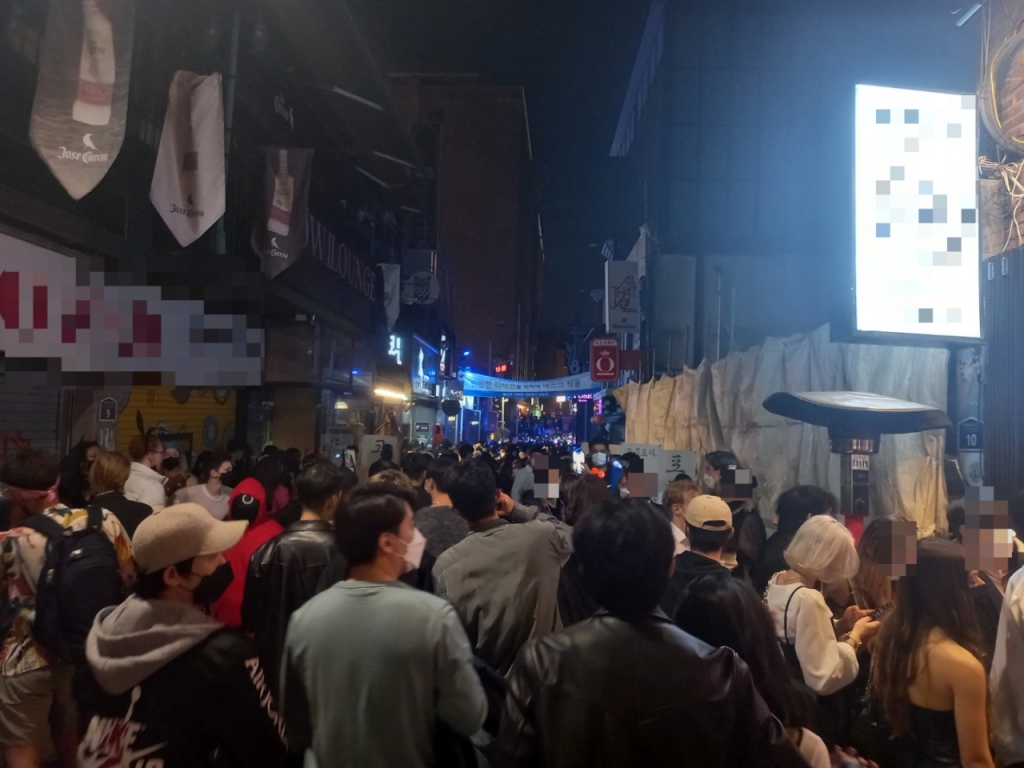 핼러윈을 하루 앞둔 30일 저녁 6시쯤 서울시 용산구 이태원의 세계음식거리는 핼러윈을 즐기려는 시민들로 북적였다./사진=김성진 기자