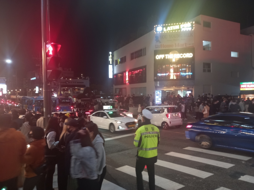 핼러윈 하루 전인 30일 저녁 10시10분쯤 서울시 용산구의 이태원역 일대로 핼러윈을 즐기던 20~30대가 쏟아졌다./사진=김성진 기자