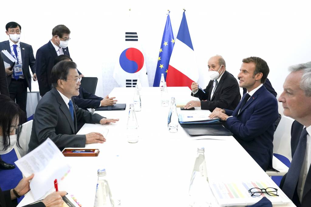 [로마=뉴시스] 김진아 기자 = 문재인 대통령과 에마뉘엘 마크롱 대통령이 30일(현지시간) 이탈리아 로마 누볼라 컨벤션 양자회담장에서 열힌 한-프랑스 정상회담을 하고 있다. 2021.10.30.
