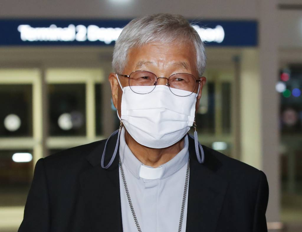 [인천공항=뉴시스] 조수정 기자 = 교황청 성직자성 장관에 임명된 유흥식 라자로 대주교(전 천주교 대전교구장)가 29일 오후 로마로 출국하기 위해 인천국제공항 제2여객터미널로 들어서고 있다. 2021.07.29.