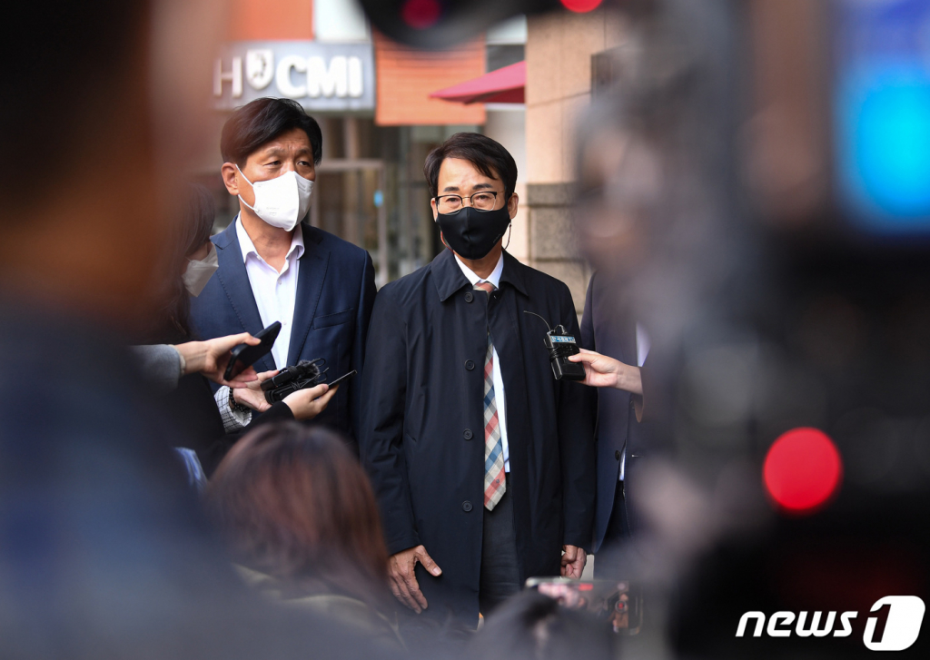 이원욱 국회 과학기술정보방송통신위원회 위원장(오른쪽)과 더불어민주당 과방위 간사인 조승래 의원이 지난달 25일 발생한 KT의 유·무선 인터넷 장애와 관련해 28일 서울 종로구 KT혜화타워(혜화전화국) 현장 방문을 마친 뒤 취재진의 질문에 답하고 있다. 2021.10.28/뉴스1  
