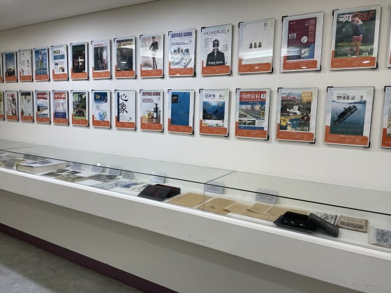 잡지박물관 명예의 전당에 현재 500호 이상 발행되고 있는 잡지 중 해당 잡지의 통권 500호 발행기념 표지가 전시돼 있다./사진=편승민 기자