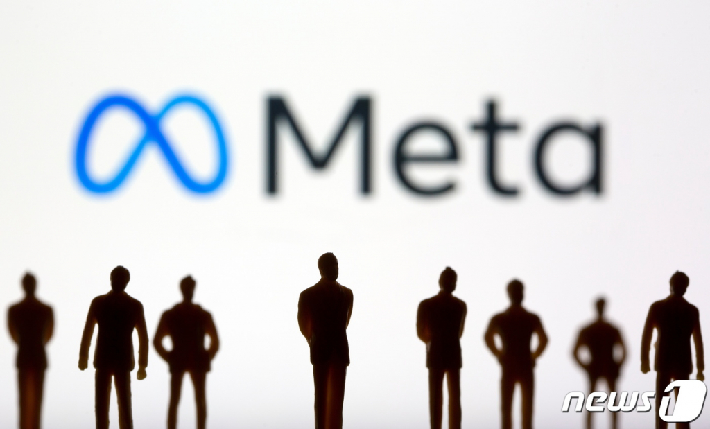 (제니차 로이터=뉴스1) 우동명 기자 = 28일(현지시간) 보스니아헤르체고비나의 제니차에서 페이스북의 새 사명'메타'(Meta)와 무한대를 뜻하는 수학 기호(∞) 모양의 새 로고가 보이고 있다.   ? 로이터=뉴스1  