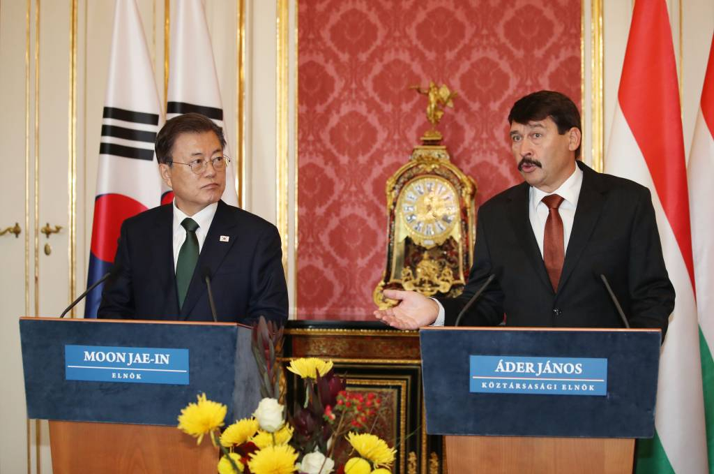 [부다페스트=뉴시스] 김진아 기자 = 헝가리를 국빈 방문 중인 문재인 대통령이 야노쉬 아데르 헝가리 대통령과 3일(현지시간) 헝가리 부다페스트 대통령궁에서 공동언론발표를 하고 있다. 2021.11.03.