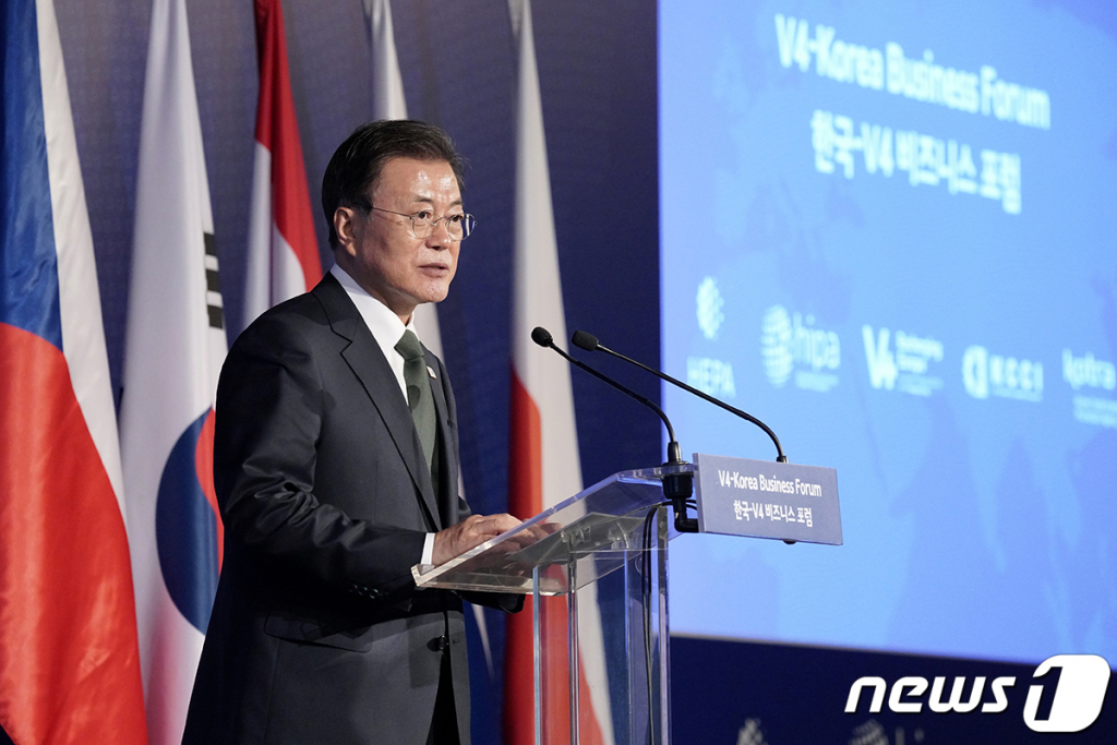 (서울=뉴스1) = 헝가리를 국빈 방문중인 문재인 대통령이 3일(현지시간) 헝가리 부다페스트 메리어트 호텔 그랜드부다페스트홀에서 열린 한-비세그라드 그룹(V4, 헝가리·폴란드·체코·슬로바키아) 비즈니스 포럼에서 축사하고 있다.(청와대 제공)2021.11.4/뉴스1