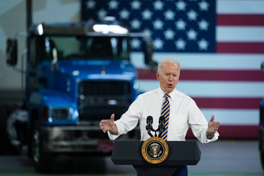 [매컨지=AP/뉴시스] 조 바이든 미국 대통령은 28일( 현지시간) 미 펜실베이니아주 매컨지에 있는 대형 트럭공장 맥(Mack) 트럭의 생산 설비를 둘러본 후 연설하고 있다.
