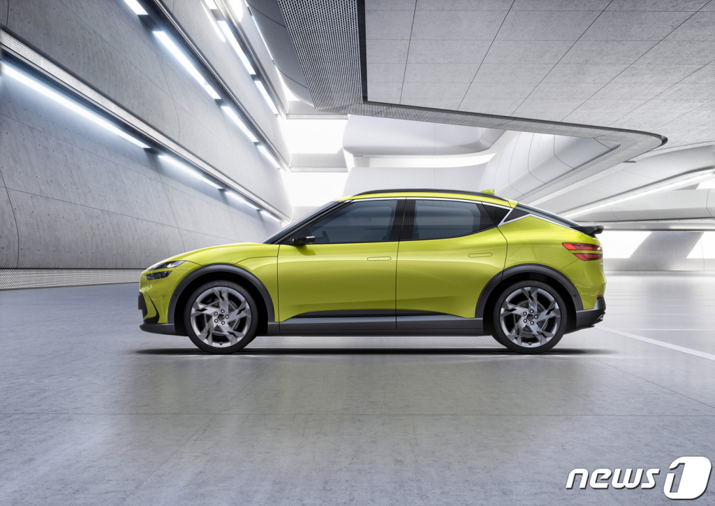 (서울=뉴스1) = 제네시스 브랜드가 첫 번째 전용 전기차인 ‘GV60’의 내·외장 이미지를 19일 최초 공개했다.   GV60의 차명은 제네시스(Genesis) 브랜드가 제시하는 다재다능한(Versatile) 럭셔리 차량의 의미인 ‘GV’에 현존하는 제네시스 라인업 모델명 중 가장 낮은 숫자인  ‘60’를 부여해 역동적인 이미지를 강조했다. (제네시스 브랜드 제공) 2021.8.19/뉴스1  