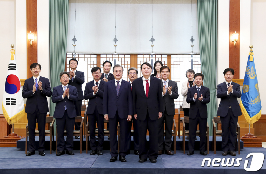 문재인 대통령이 25일 오전 청와대에서 윤석열 신임 검찰총장에게 임명장을 수여한 뒤 기념촬영을 하고 있다. (청와대 제공) 2019.7.25/뉴스1