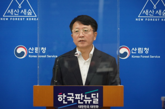 정철호 산림청 대변인이 8일 정부대전청사 기자실에서 유엔기후변화협약 제26차 당사국총회(10.31~11.12)에서 발표된 ‘산림 및 토지이용에 관한 글래스고 정상선언’ 의 취지에 대해 설명 하고 있다./사진제공=산림청