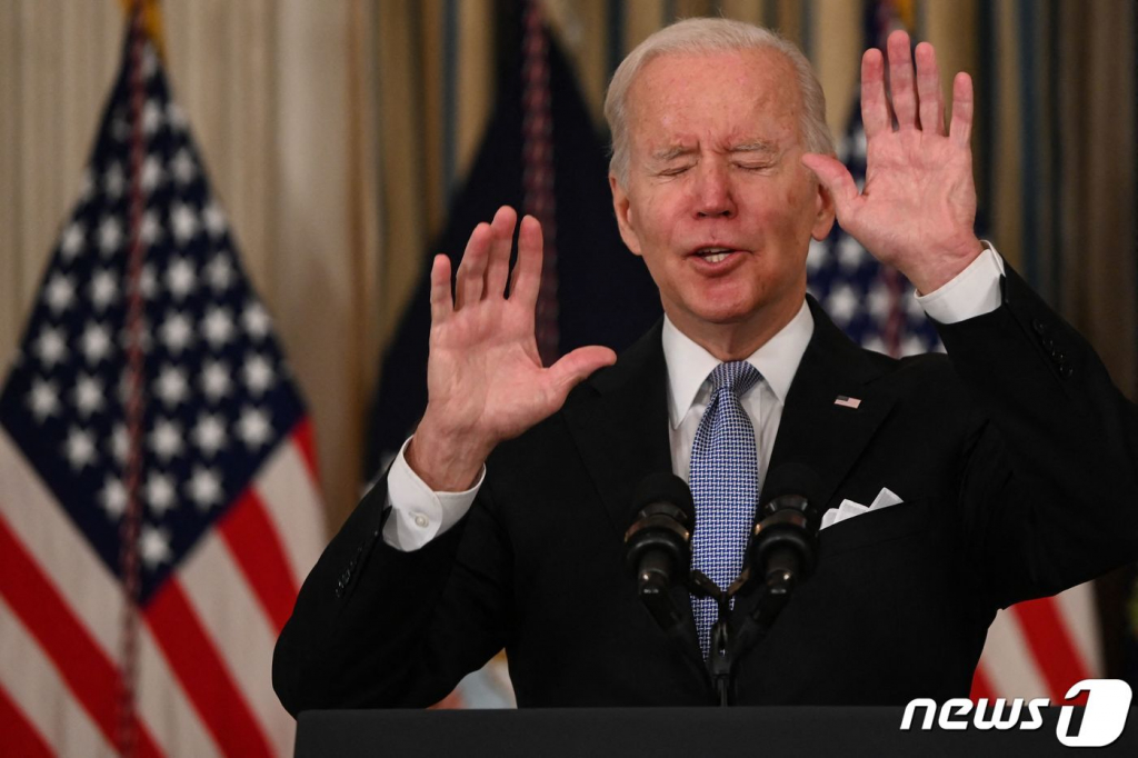 (워싱턴 AFP=뉴스1) 우동명 기자 = 조 바이든 미국 대통령이 6일(현지시간) 워싱턴 백악관에서 초당적 인프라 예산법안의 하원 통과 관련 연설을 하며 웃고 있다.   ? AFP=뉴스1  